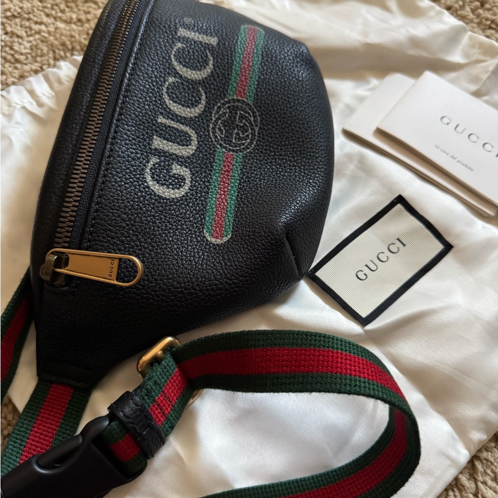 Authentic π― Gucci Leather Small Beltbag - Picture 4 of 10